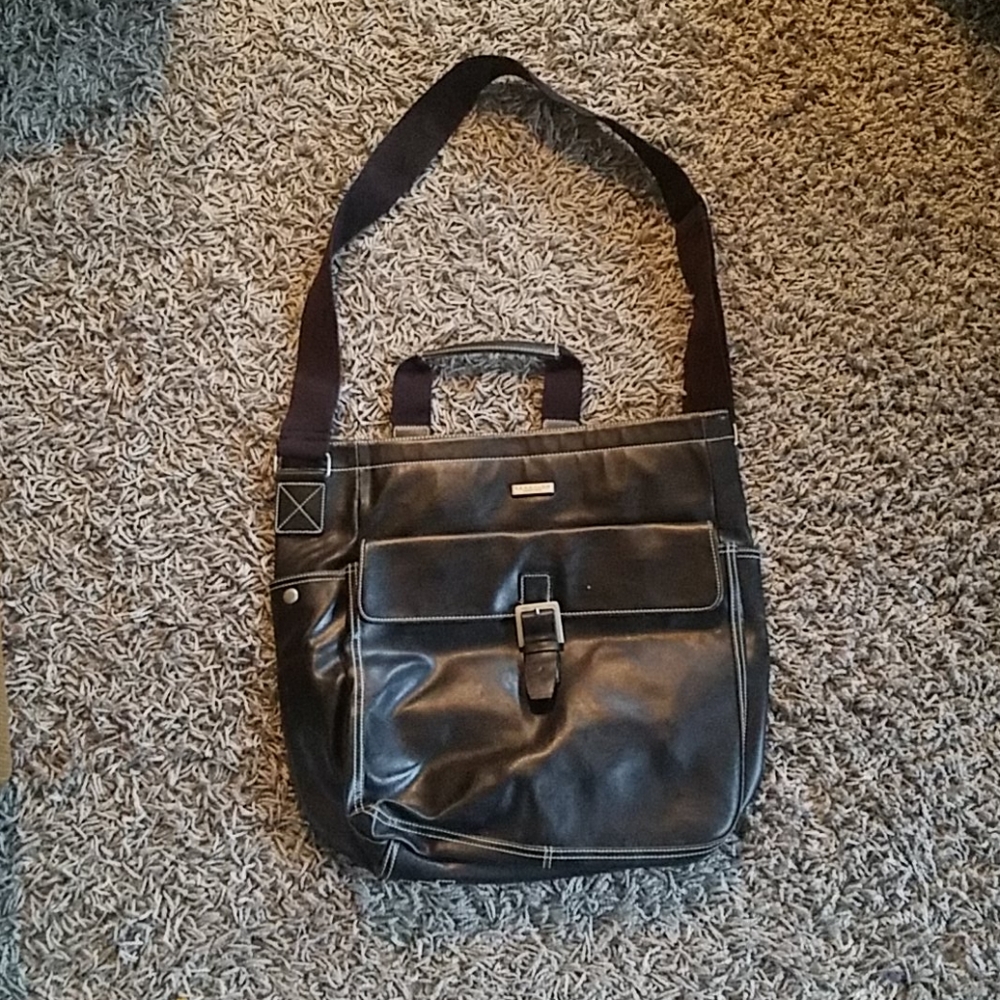 Kenneth Cole Reaction crossbody Messenger bag